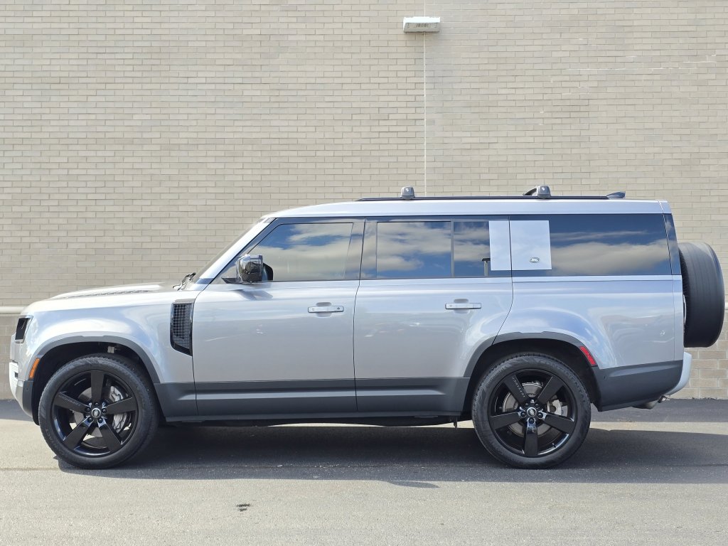 2023 Land Rover Defender 130 S photo 3