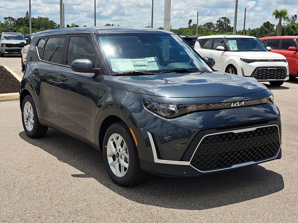 2025 Kia Soul LX photo 3