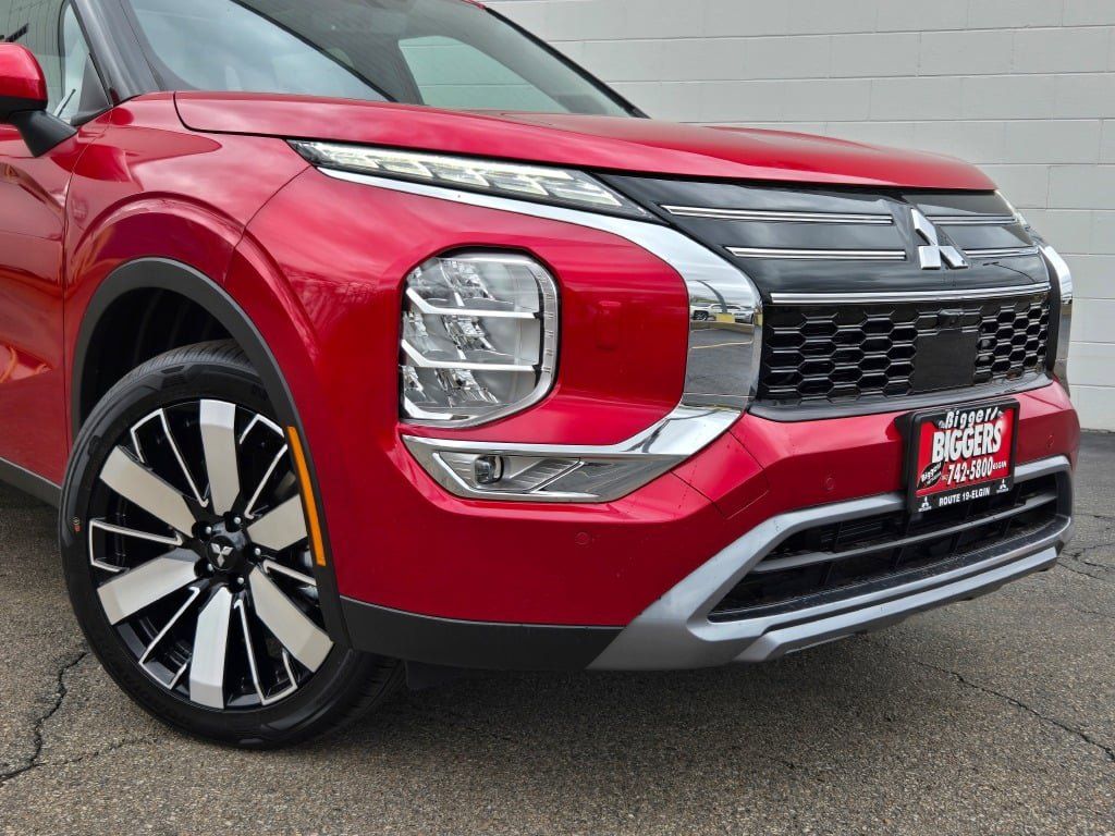 2025 Mitsubishi Outlander SE photo 2