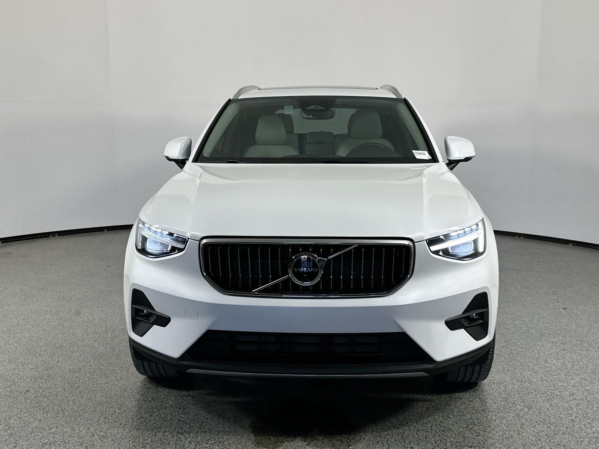 2025 Volvo XC40 AWD Plus photo 2