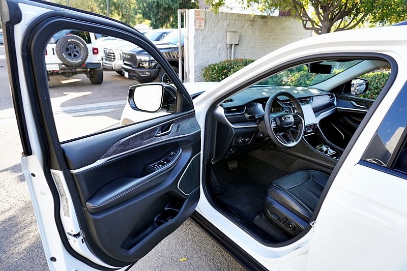 Used 2023 White Jeep Limited image 39