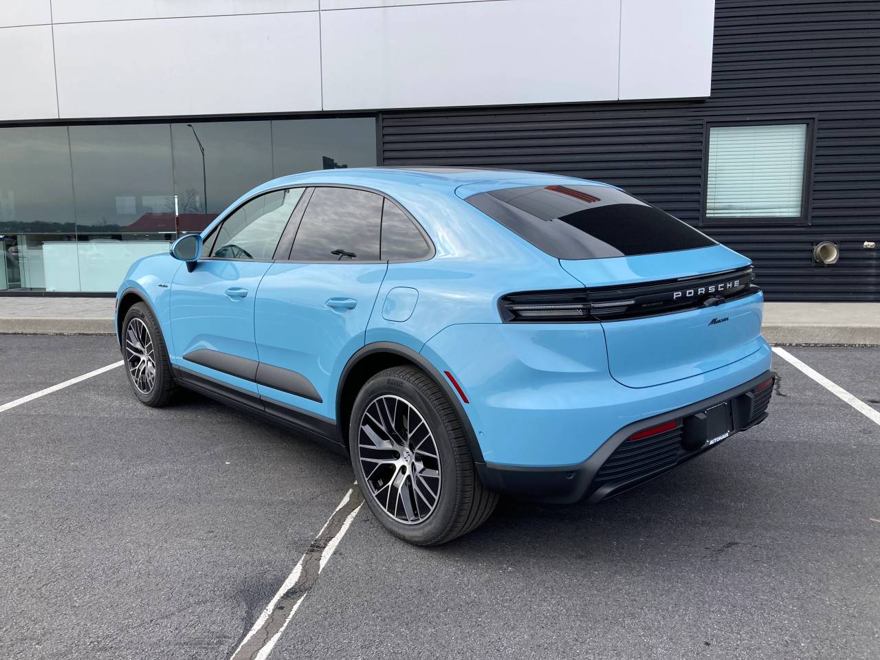 2025 Porsche Macan Electric photo 3