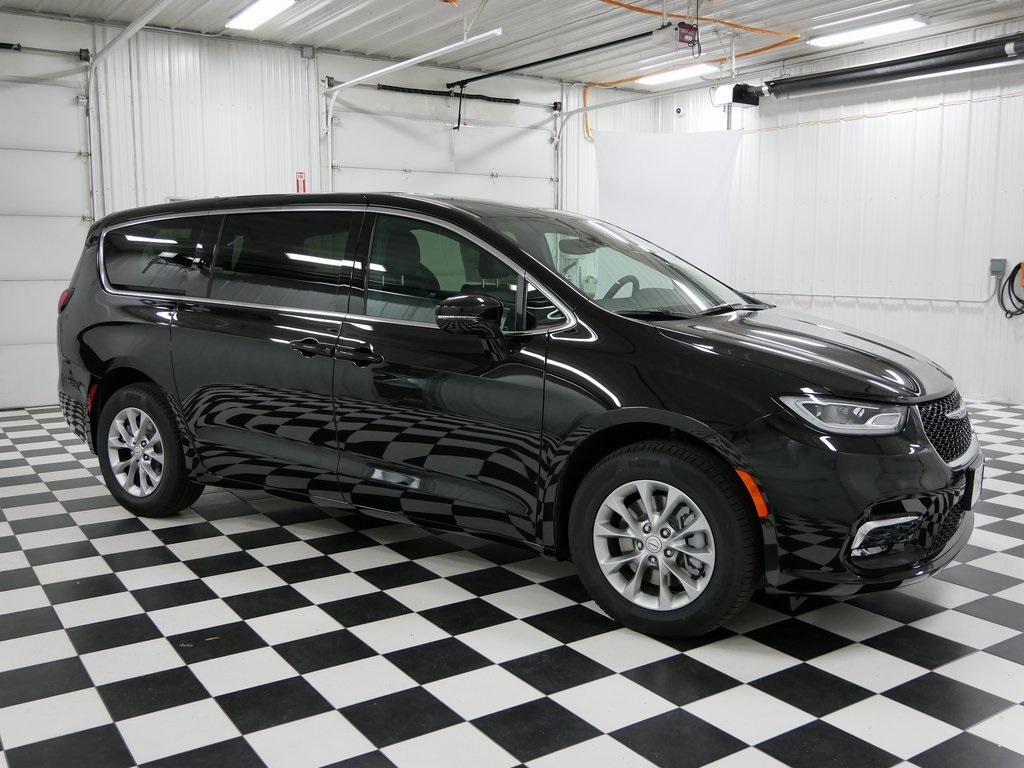 2026 Chrysler Pacifica Select's photo
