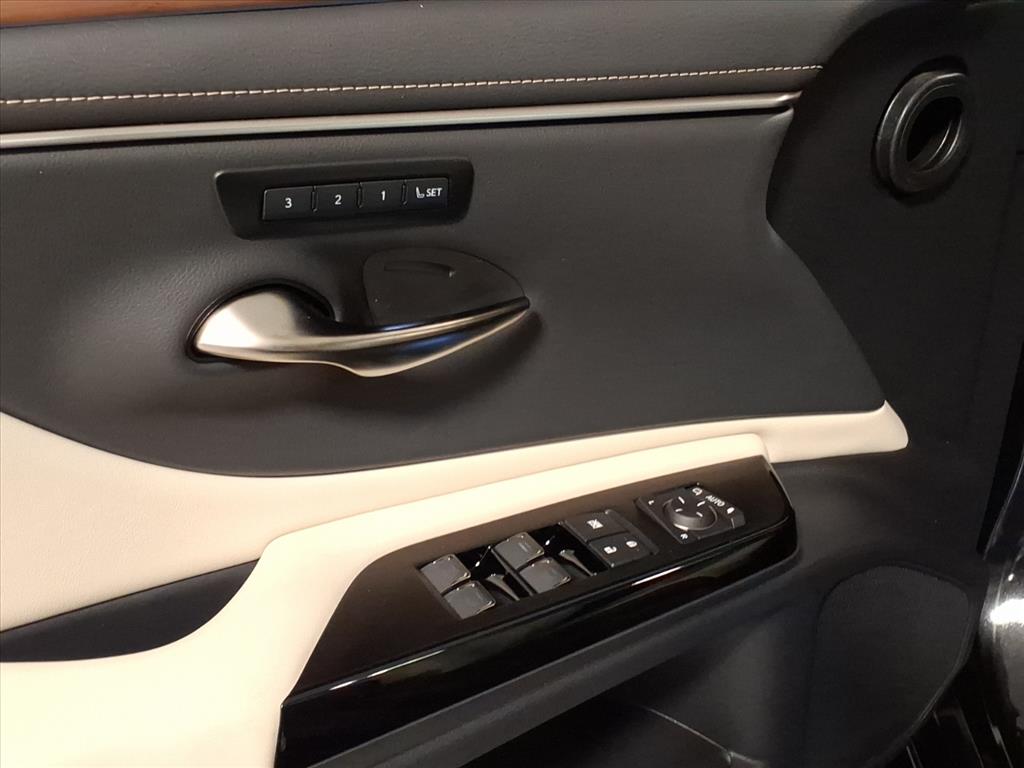 2025 Lexus ES 350 photo 4