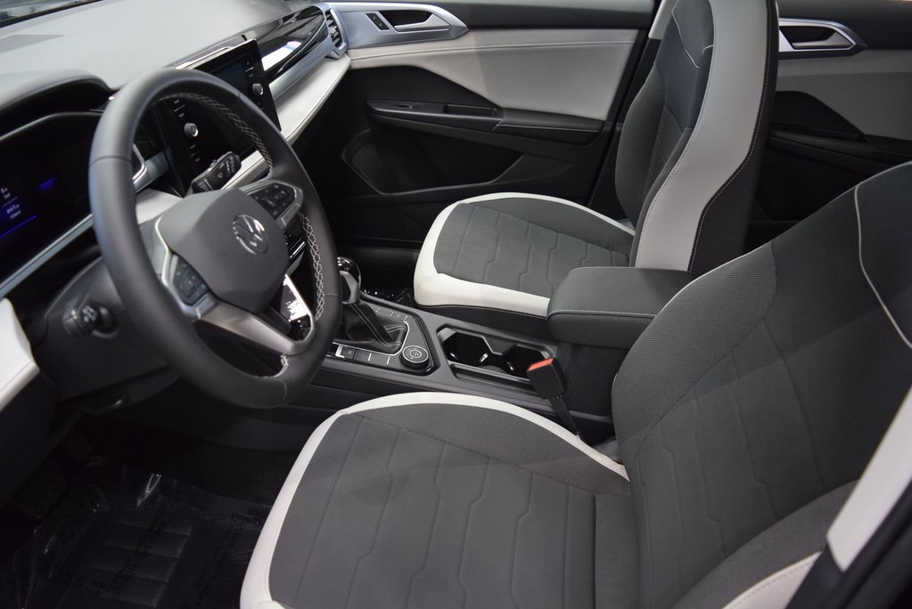 2025 Volkswagen Taos SE photo 4