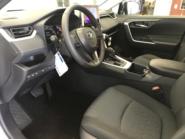2025 Toyota RAV4 XLE photo 10