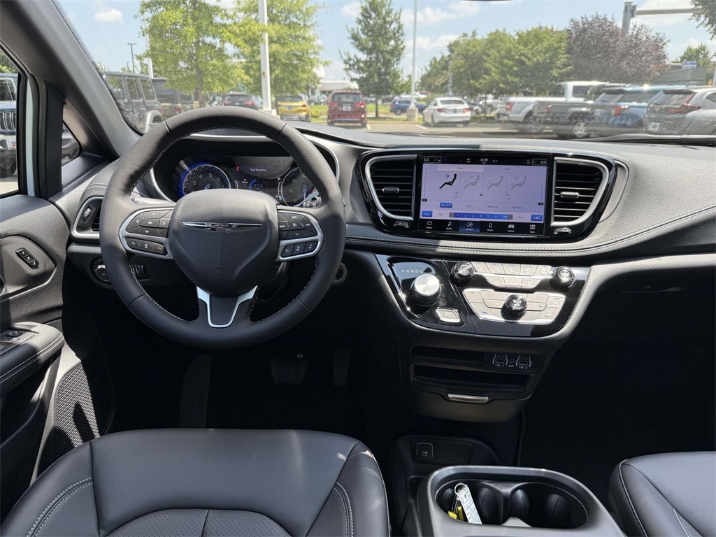 2025 Chrysler Pacifica photo 18