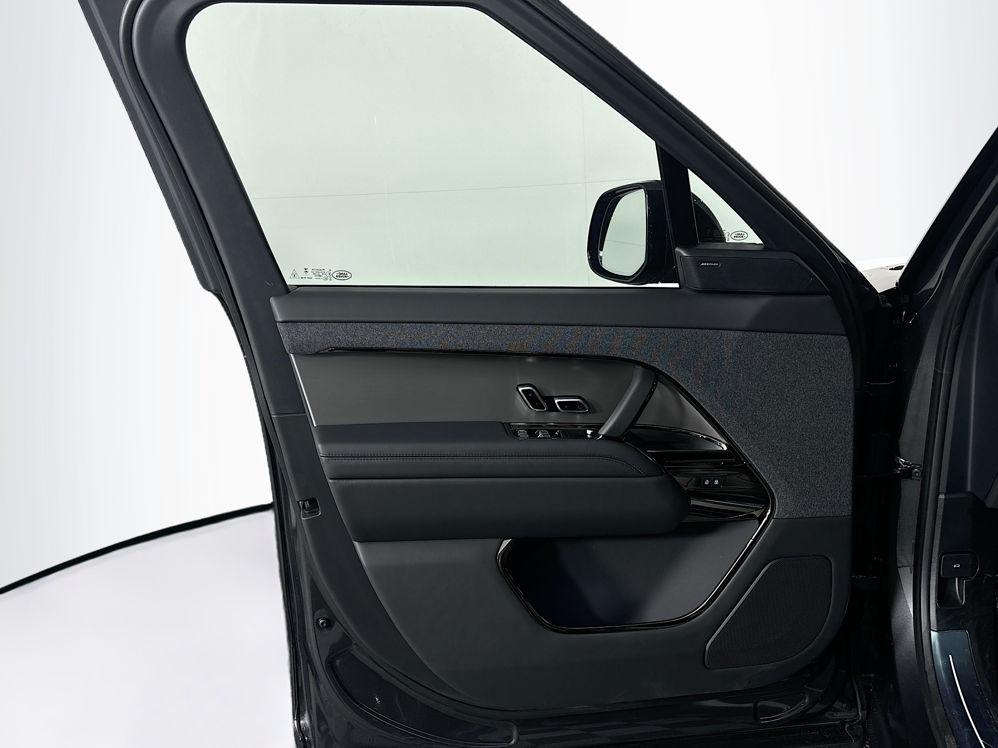 2025 Land Rover Range Rover Sport SE photo 9