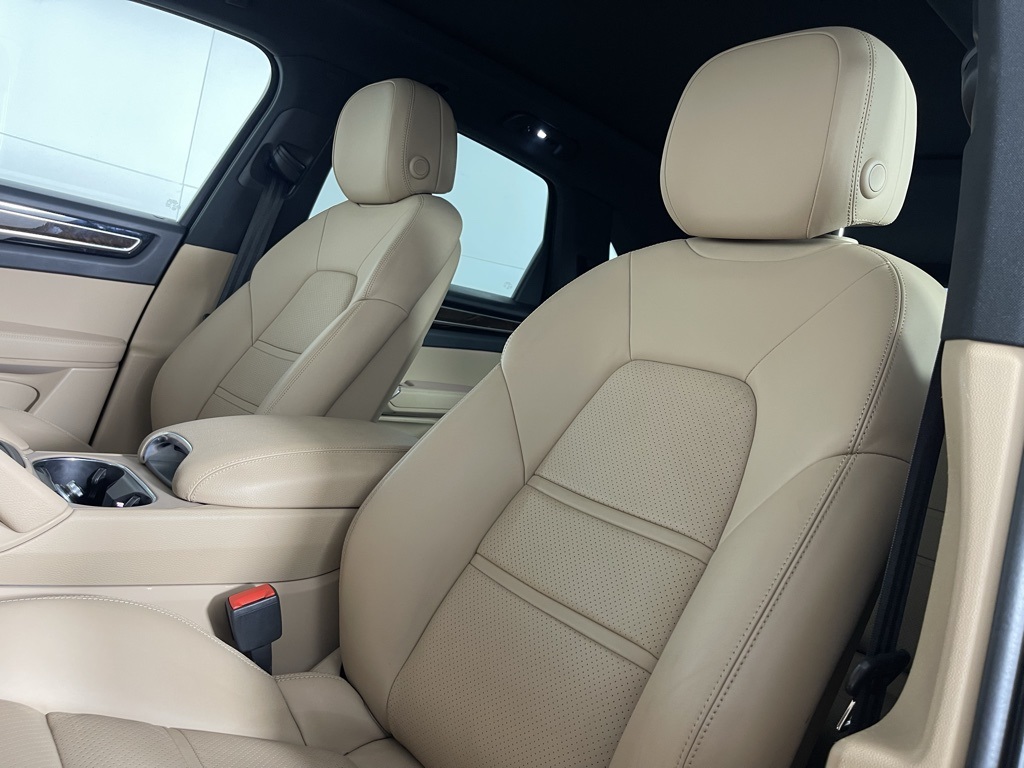 2022 Porsche Cayenne Base photo 5