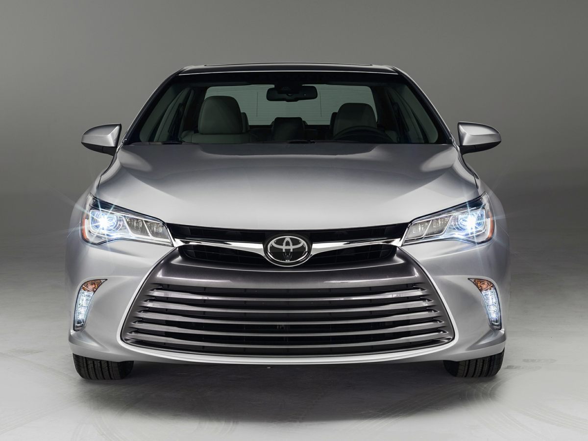 2015 Toyota Camry LE photo 2