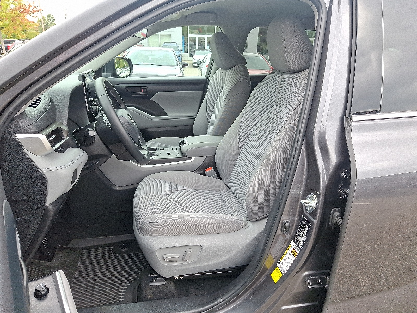 2022 Toyota Highlander Hybrid LE photo 14
