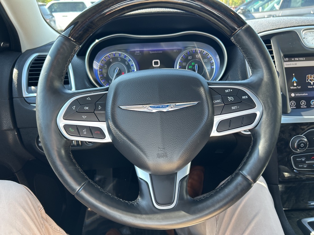 2017 Chrysler 300 C photo 12