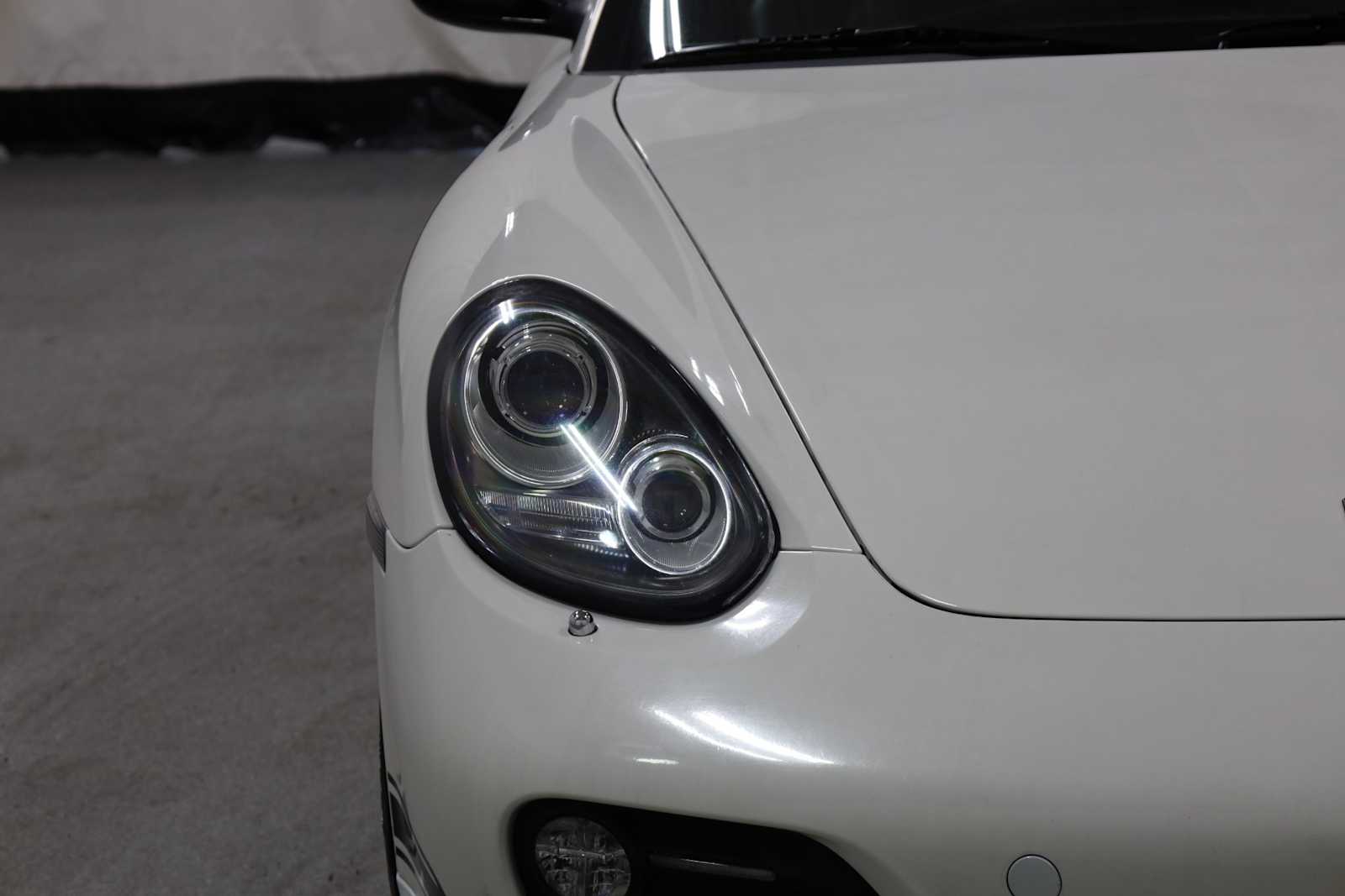 2012 Porsche Cayman R photo 14