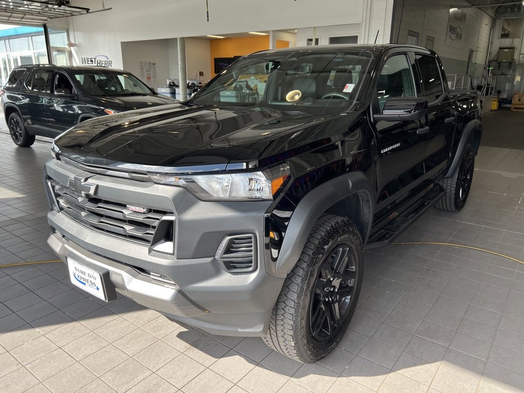 2024 Chevrolet Colorado Trail Boss photo 2