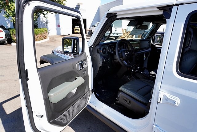 New 2025 Bright White Clear-Coat Exterior Paint Jeep Mojave image 43