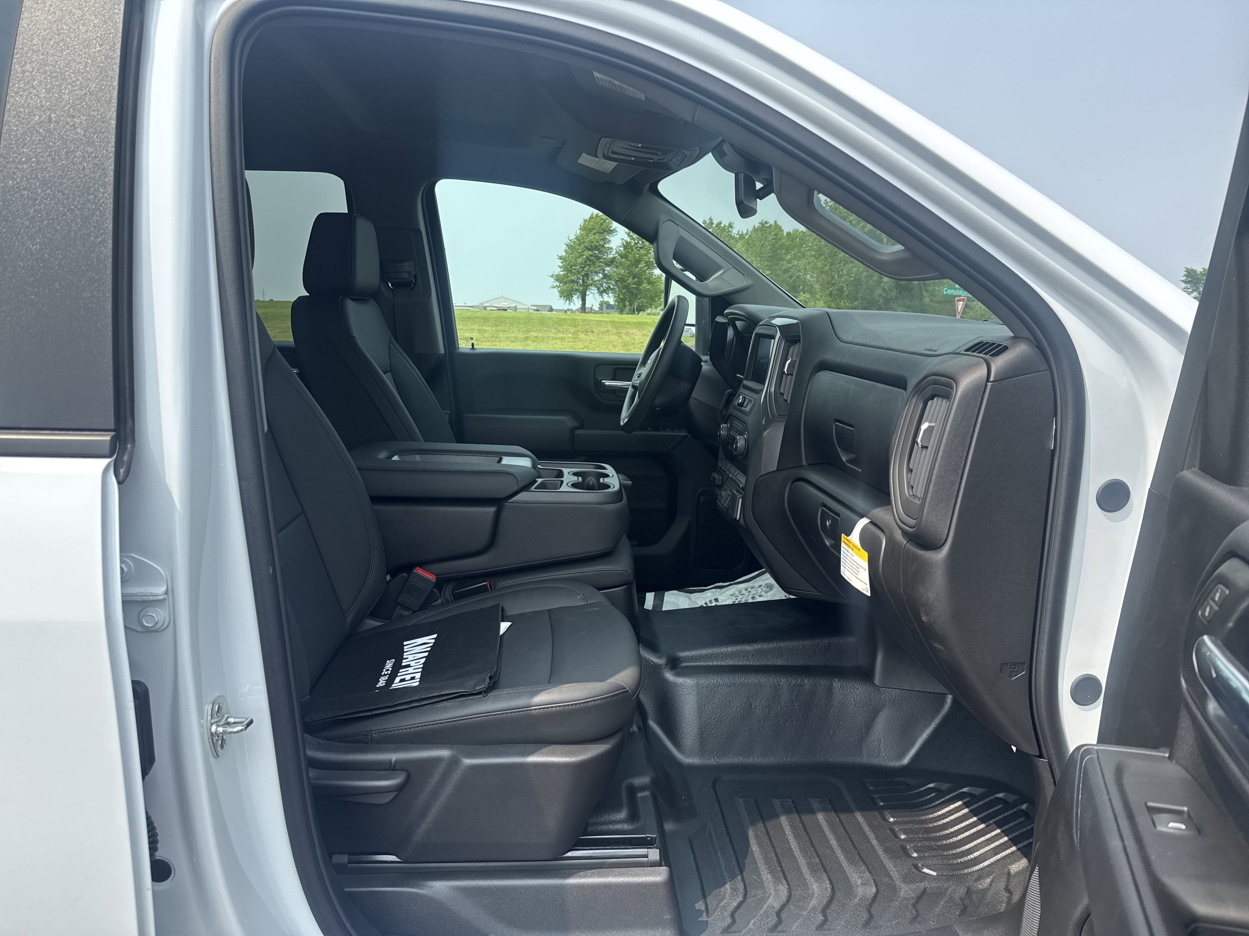 2025 Chevrolet Silverado 2500HD photo 2