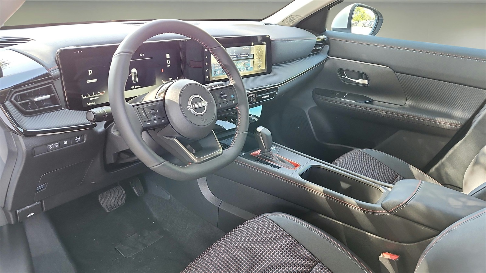 2025 Nissan Kicks SR photo 2