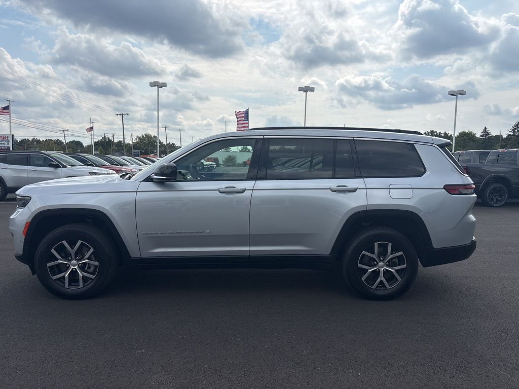 2024 Jeep Grand Cherokee Limited photo 3