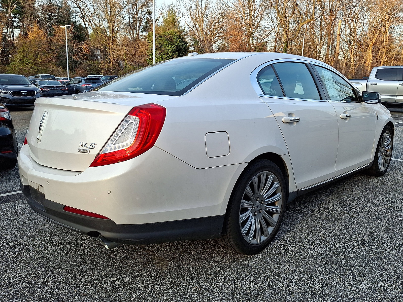 2014 Lincoln MKS photo 2