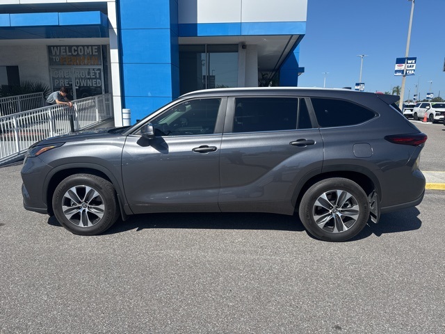 2024 Toyota Highlander LE photo 6