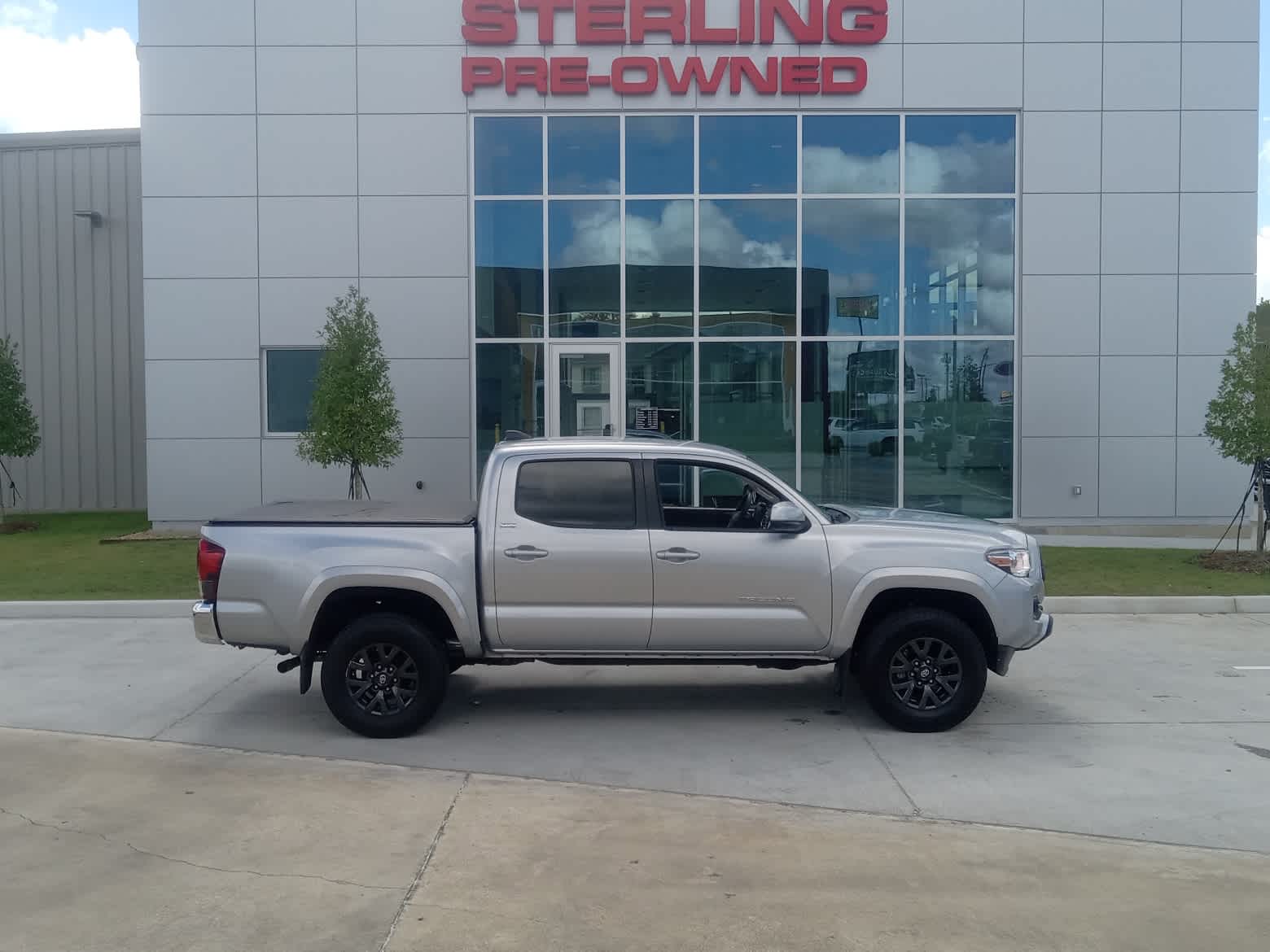 2023 Toyota Tacoma SR5's photo