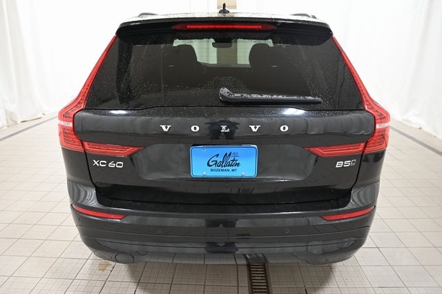 2022 Volvo XC60 B5 Momentum photo 3