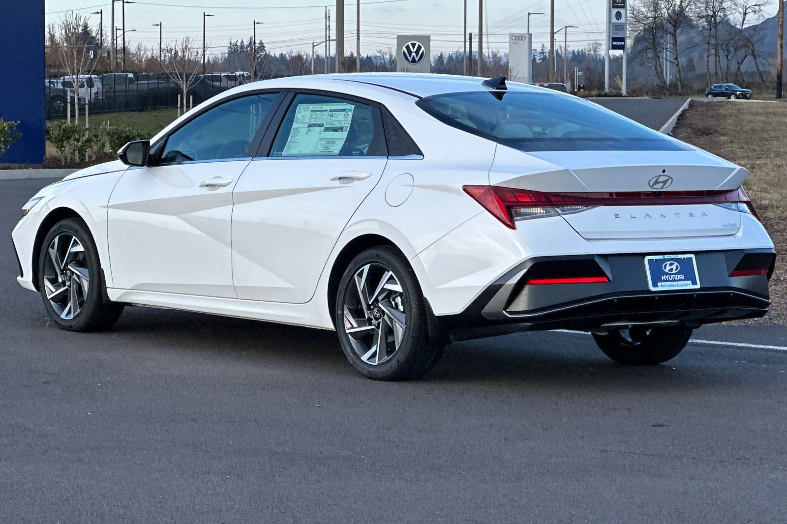 2025 Hyundai Elantra Limited photo 4