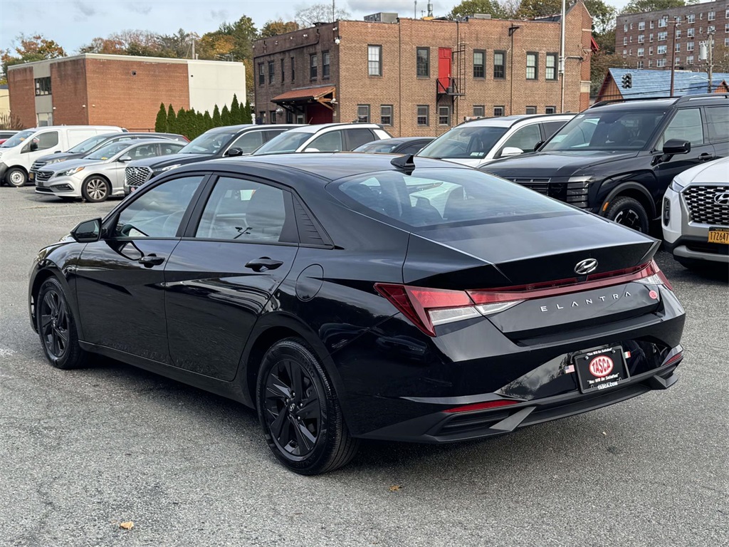 2023 Hyundai Elantra SEL photo 3