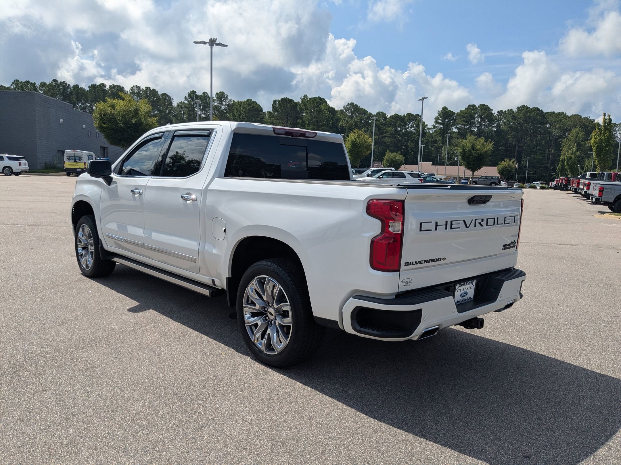 2023 Chevrolet Silverado 1500 High Country photo 9