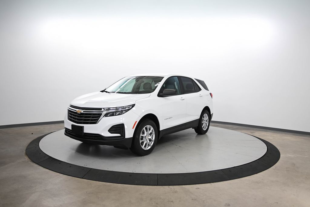 2022 Chevrolet Equinox LS photo 2