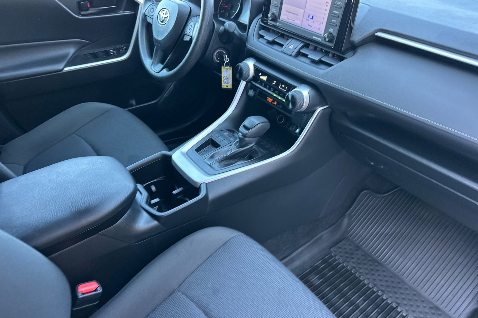 2022 Toyota RAV4 LE photo 18