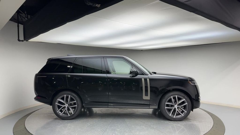 2024 Land Rover Range Rover SE photo 6