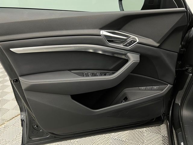 2022 Audi e-tron Premium photo 31