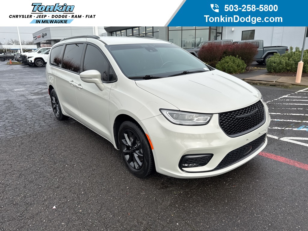 2021 Chrysler Pacifica Touring's photo