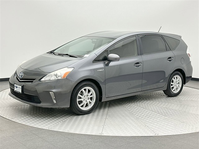 2014 Toyota Prius v Three's photo