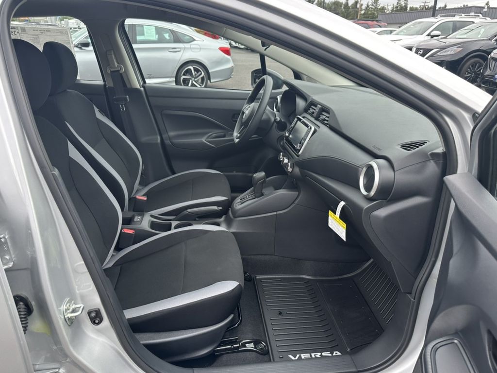 2025 Nissan Versa 1.6 S photo 20