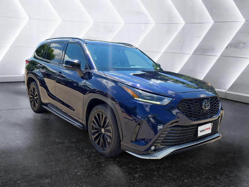 2023 Toyota Highlander XLE photo 3