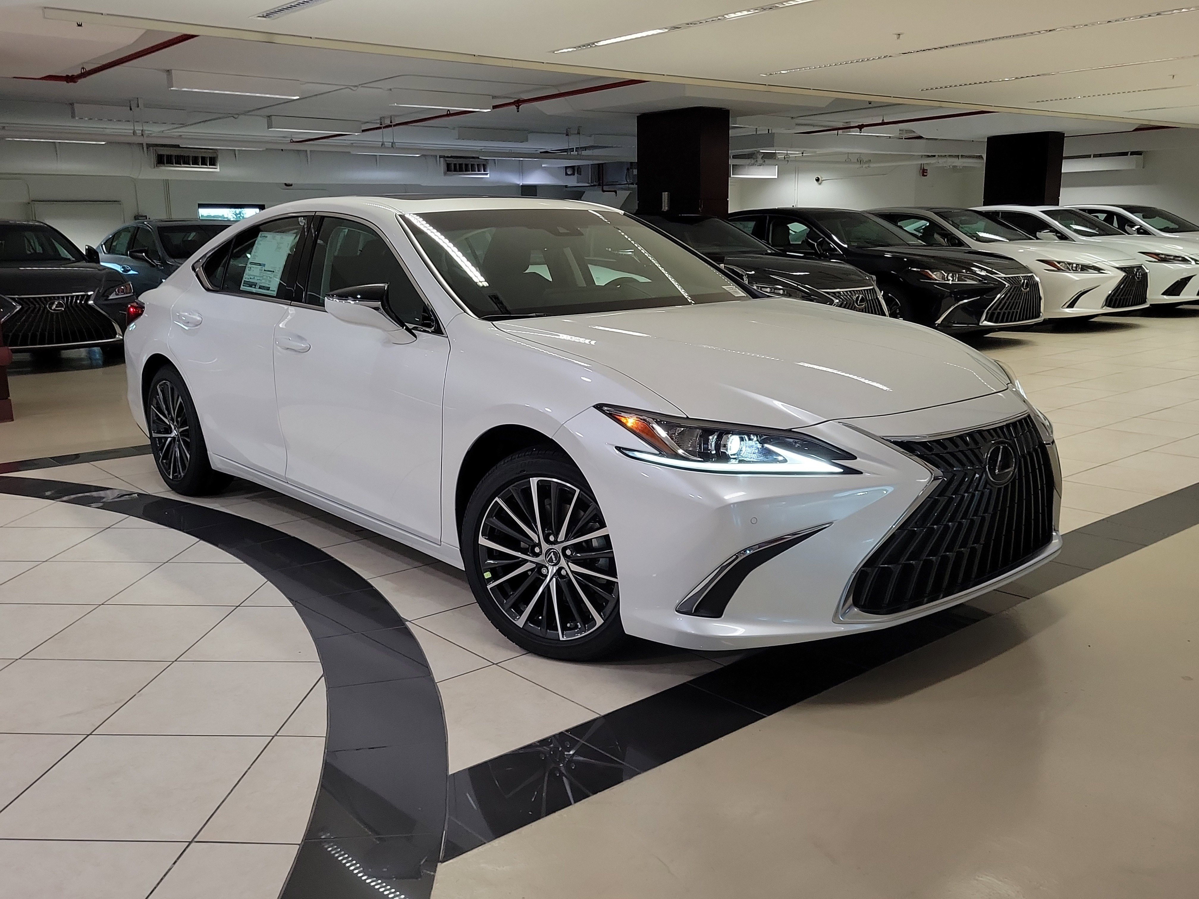 2025 Lexus ES 350's photo