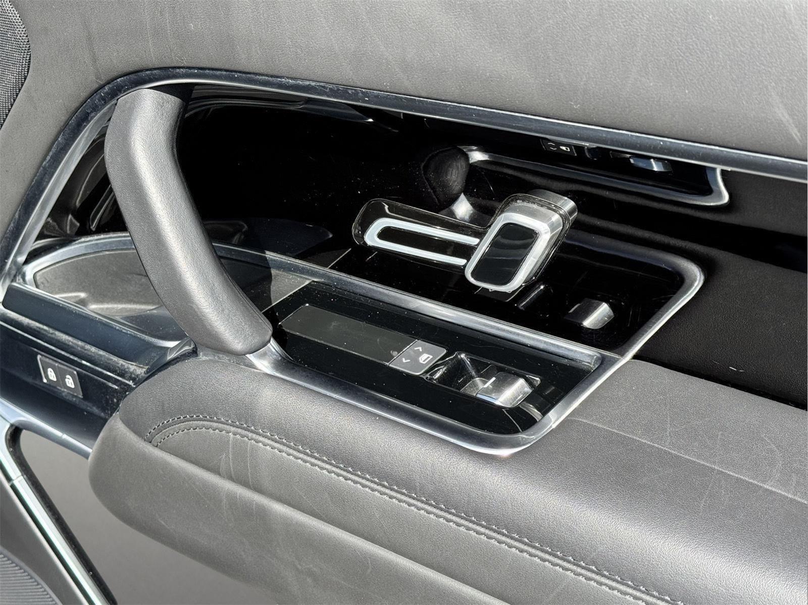 2023 Land Rover Range Rover SE photo 23