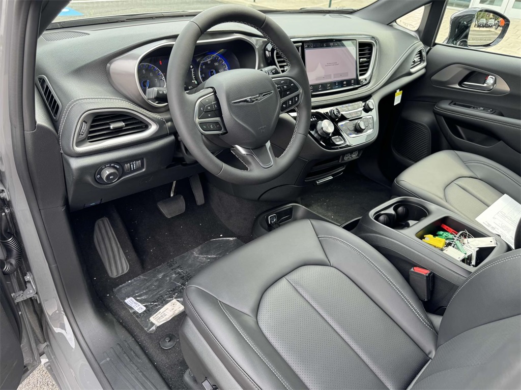 2025 Chrysler Pacifica photo 2