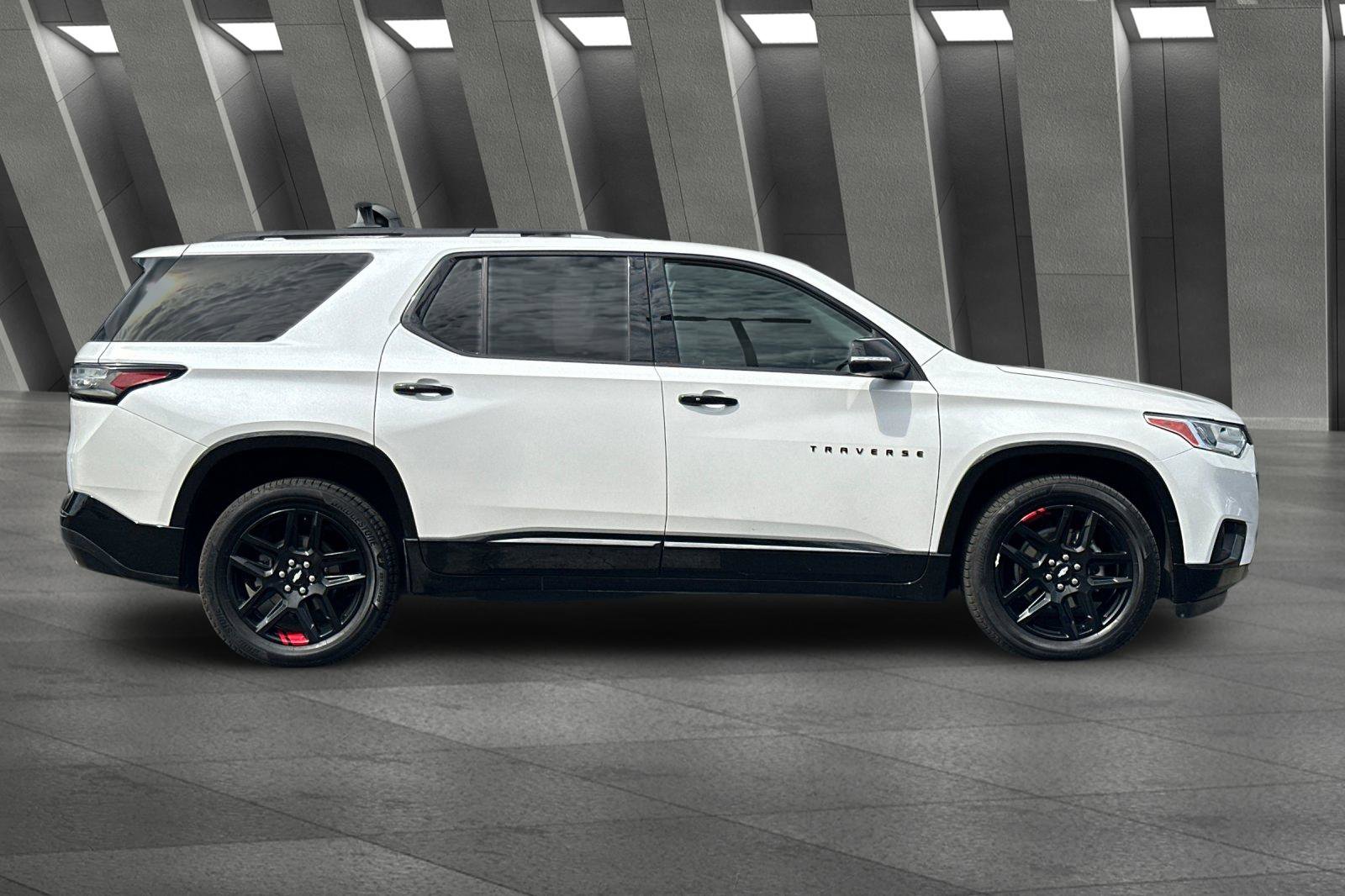 2021 Chevrolet Traverse Premier photo 2