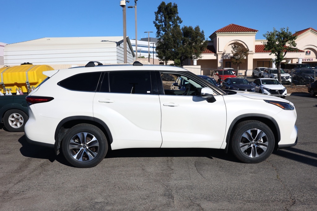 2021 Toyota Highlander XLE photo 2