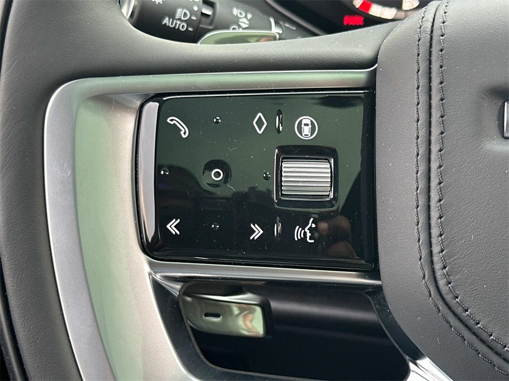 2025 Land Rover Range Rover SE photo 4