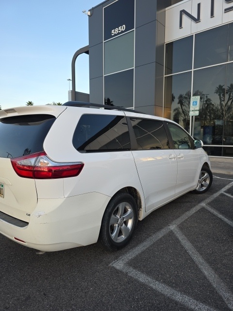 2016 Toyota Sienna LE photo 2