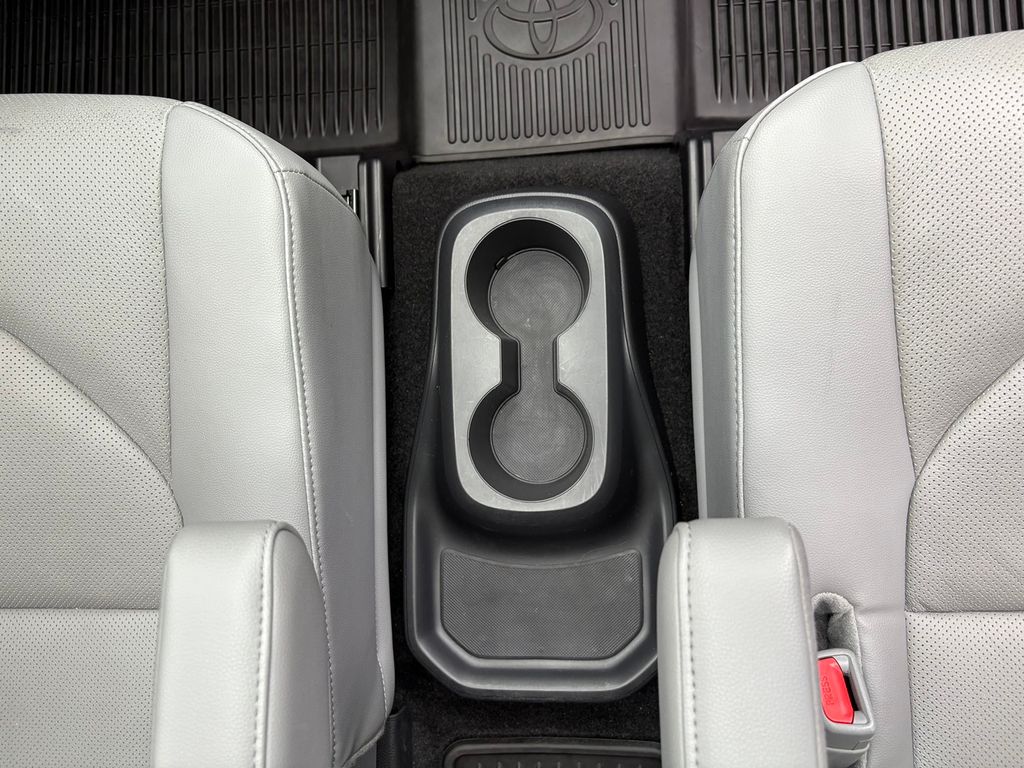 2024 Toyota Highlander Platinum photo 29
