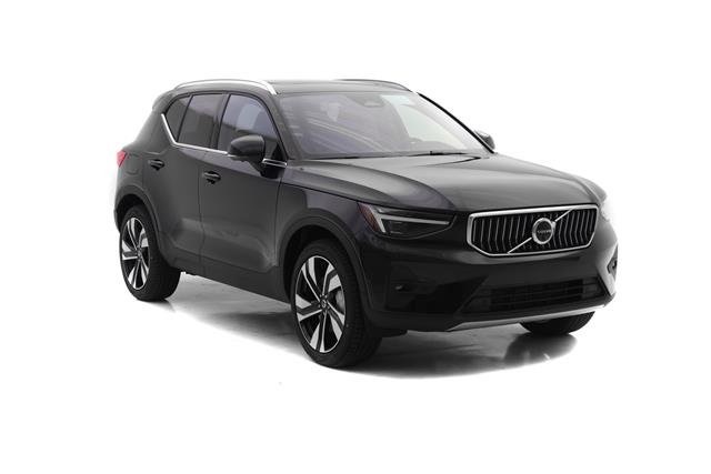 2025 Volvo XC40 photo 2