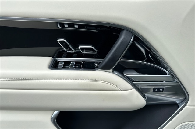2025 Land Rover Range Rover SE photo 10