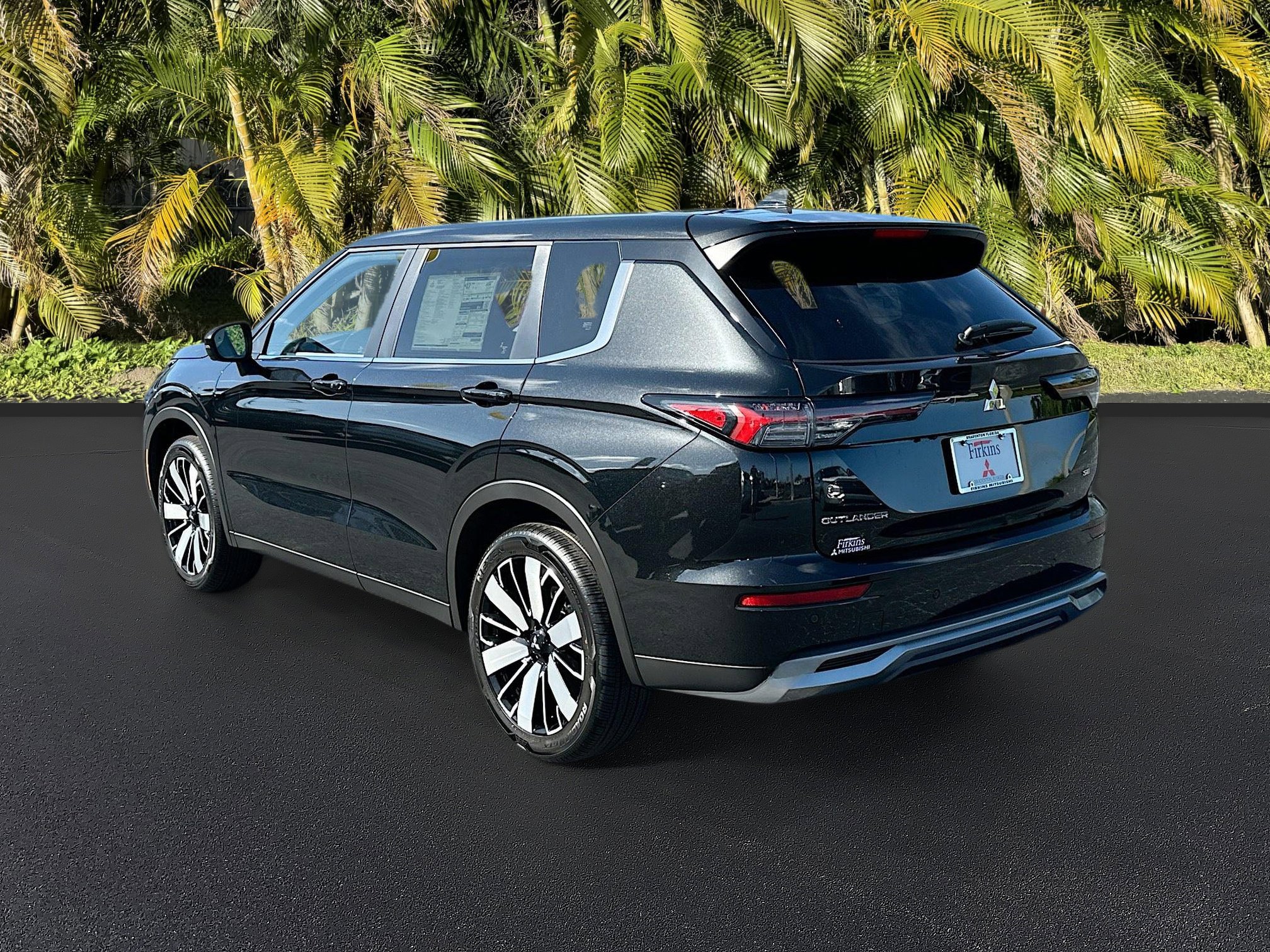 2025 Mitsubishi Outlander SE photo 2