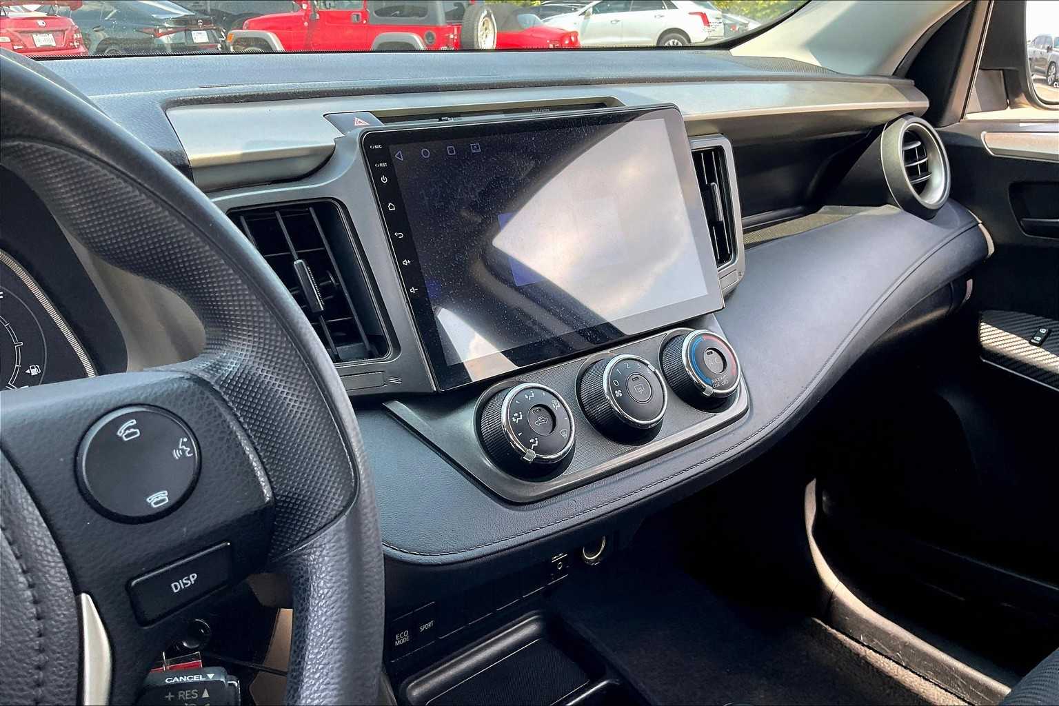 2015 Toyota RAV4 LE photo 5