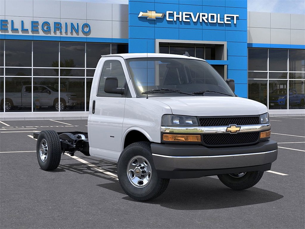 2025 Chevrolet Express Cutaway 3500 photo 3